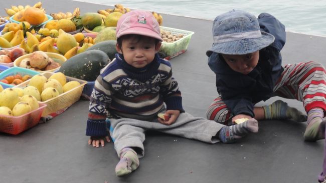 小さな船で商売中。<br /><br />