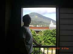 国民宿舎「サンマリーナ」に投宿しました。
朝、窓から見える八丈富士をバックにパシャ。
