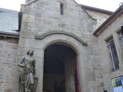 ジャンヌ・ダルク像がある、サン・ピエール教会。