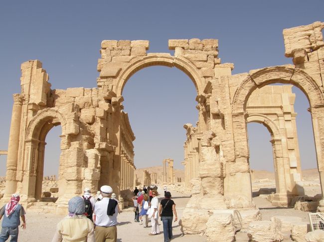 この記念門と次の柱の通路が有名ですよね。