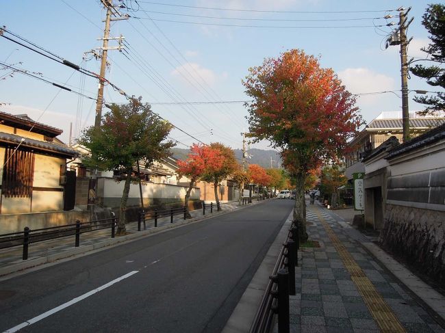 新薬師寺へ向かう街並み、紅葉が綺麗です。