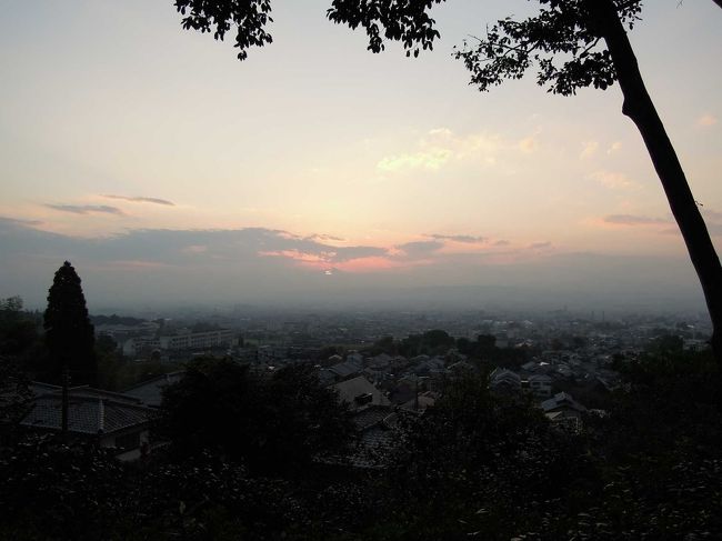 夕暮れ時、真っ赤に染まった奈良盆地を一望したかったのですが、雲に邪魔されました。残念！