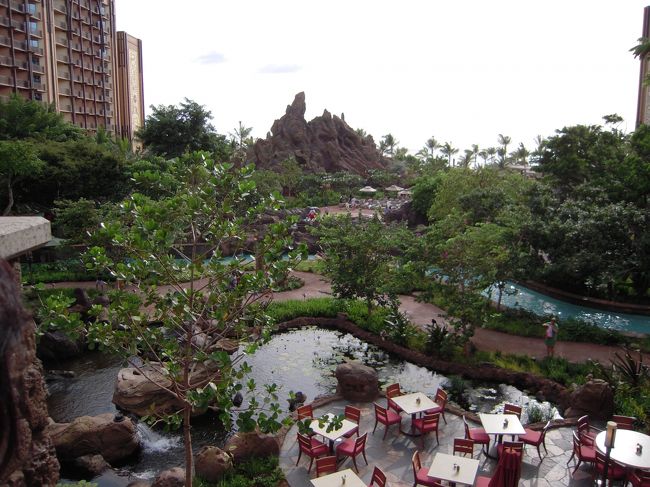 中庭はこんな感じ☆<br />奥のハリボテ山がいかにもディズニーっぽーい♪<br /><br />ホテル内の壁とかにかくれミッキーでもいるのかと探してみたけど、見つからなかったｗ
