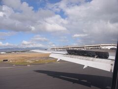 ホノルル国際空港に着陸しました。

日本と違って、暑いぞ。