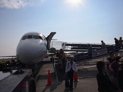 ついにハワイ島に上陸！！

おもしろい形のタラップを降ります。