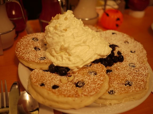 パンケーキとオムレツをオーダー♪<br />やっぱ食べ物は一眼のがおいしそうに写る。。。友人の写真を拝借☆<br /><br />うまーい☆<br />けどなんか初めての時ほどの感動が・・・なかった。あれー？いや、おいしいんだけどね。友人一家いわく、billsのがおいしい、と。うん、あそこもおいしいよね♪