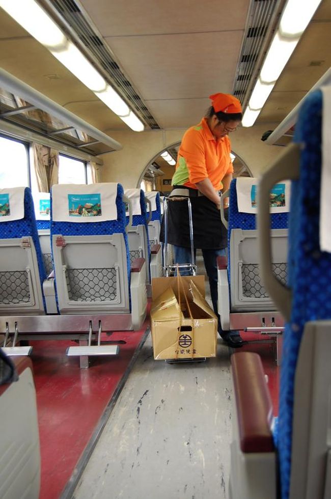 便當の車内販売。<br />見た目よりも機能性重視だな〜<br />結構売れてた。<br /><br />隣に座っていた10代の学生の子たちが、<br />ものすごい勢いで自撮りをしていた。<br />友達が隣にいるんだから、友達に撮ってもらえばって思っちゃうけど・・・笑<br />台湾の人の自撮り好きは異常。