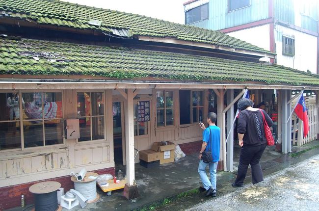 駅舎の屋根も藻だらけ。