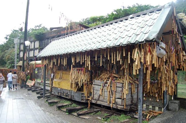 あったあった！<br /><br />この菁桐（チントン）に来たいと思ったきっかけが、<br />「台北に舞う雪」という映画を見たから。<br />この町が舞台になっていて、とっても綺麗な映画。<br /><br />この竹筒たちも映画に登場するんです。<br />駅から出て右方向に少し歩いたところにあります。