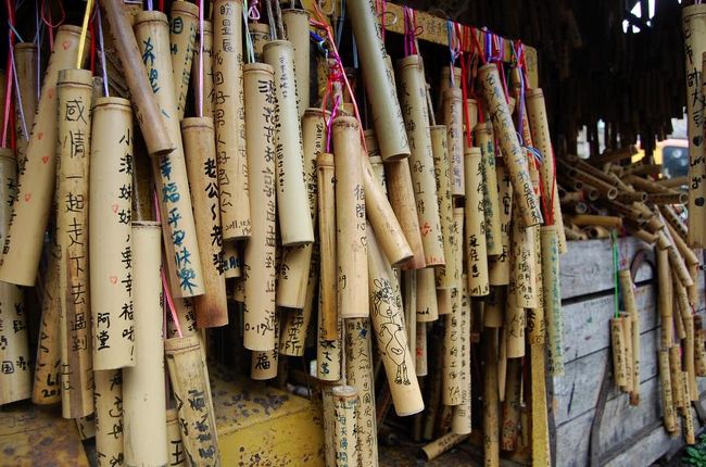 竹筒に書かれた願いたち。<br />台湾には気軽に神頼みできるところが多い気がする（いいな）
