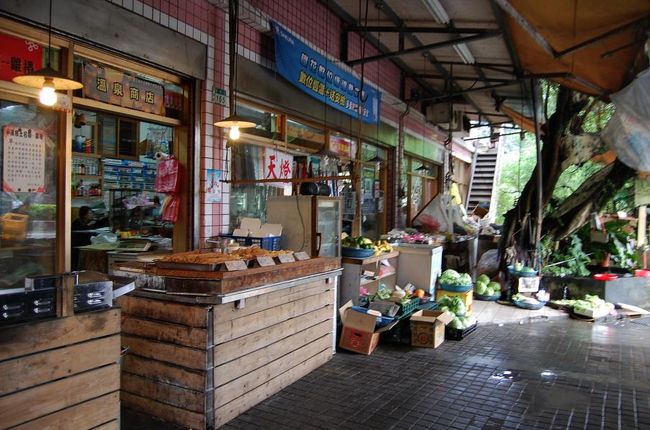 老街。<br />平日だからか閑散としてる。<br />「どうせ休みしか人来ないから閉めちゃおう」って感じらしい。<br />やっていけるのかな。