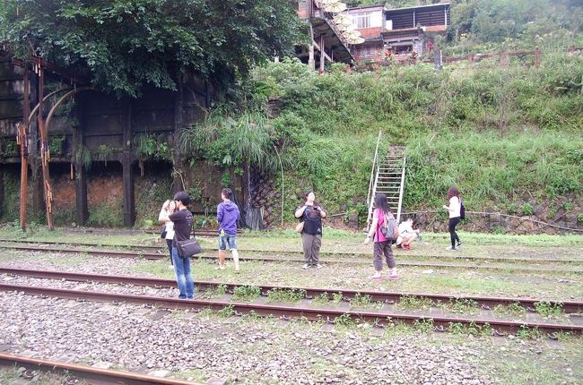 立ち入り禁止のはずが。。。<br /><br />駅員さんも許容しているようです。