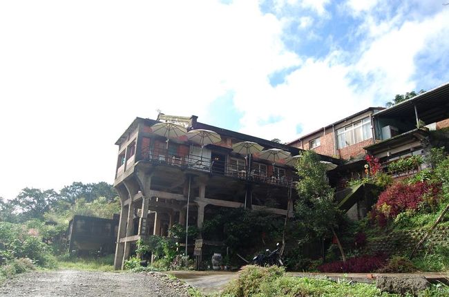 くまを通りすぎると、またまた謎の、いい感じな建物が現れた。<br /><br />廃墟・・・？