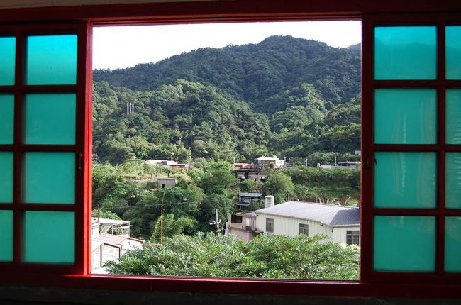 窓側の席で景色を眺める。<br />時間が緩やかだな〜