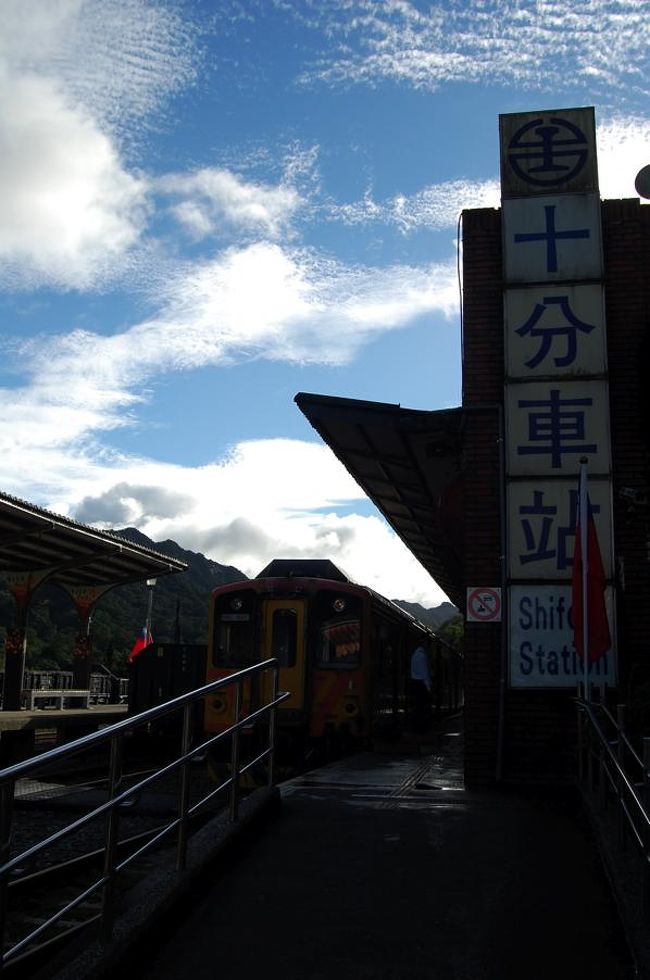 電車に飛び乗って向かったのは、十分。<br />平渓線の中でも賑わいがあるまち。