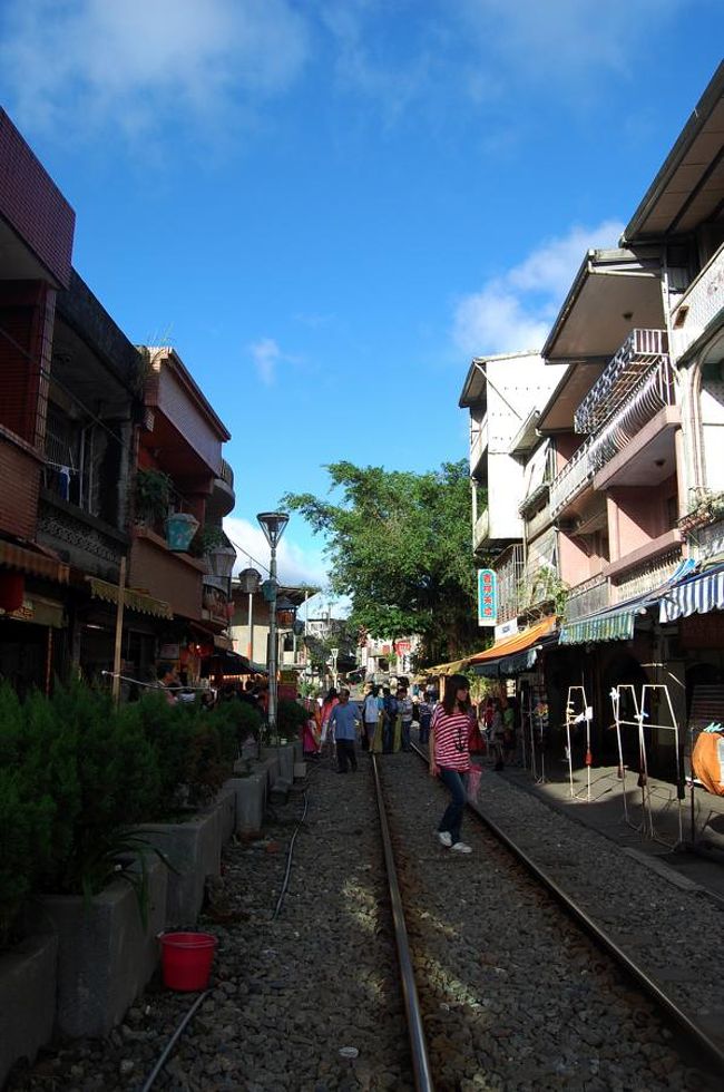 線路ギリギリのところにお店が建っている。すごい。