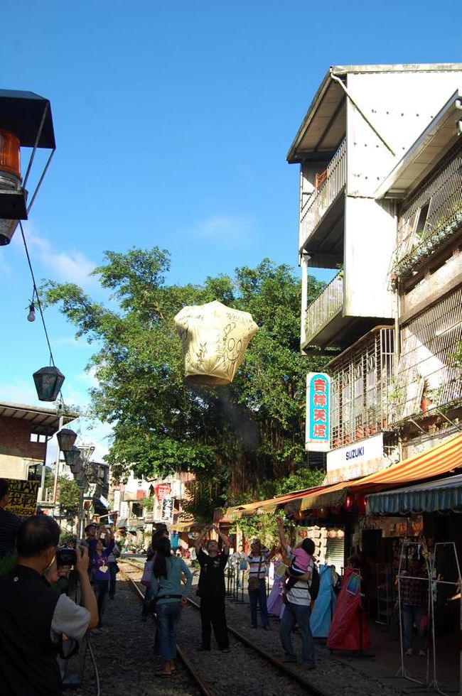 みんなが線路にいる理由は、天燈上げをするため。<br /><br />左右にいろんな天燈屋さんがあり、呼び込みをしてます。<br />私たちも素直に呼び込まれてみることにしました。