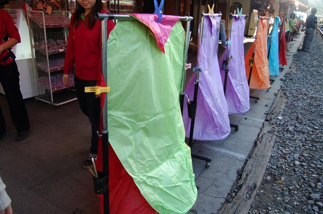 こんな風にとめてある天燈に、筆で願いを書きます。<br />悩むなー！<br /><br />ちなみに私たちは、<br />「健康＋金運＋順調＋モテモテムード」<br />というこれ以上ないぐらいのスペシャルプランに決定。<br />たった150元（約405円）で叶うなら安すぎて申し訳ないぐらいだね！