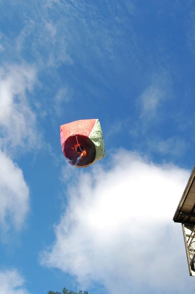 １、２、３、飛んでけ〜！<br />ぐんぐんのぼっていった。<br /><br /><br />そして、断ったはずの爆竹がパンパンパンパーン！<br />（追加料金発生なう）<br /><br /><br />ここで、現地のおじいさんに「日本人ですか？」と日本語で話しかけられました。<br />日本の統治時代に日本語教育を受けていた世代ですね。<br />なんだか「もっとちゃんとしよう。きれいな日本語使わなきゃ」と思いました。