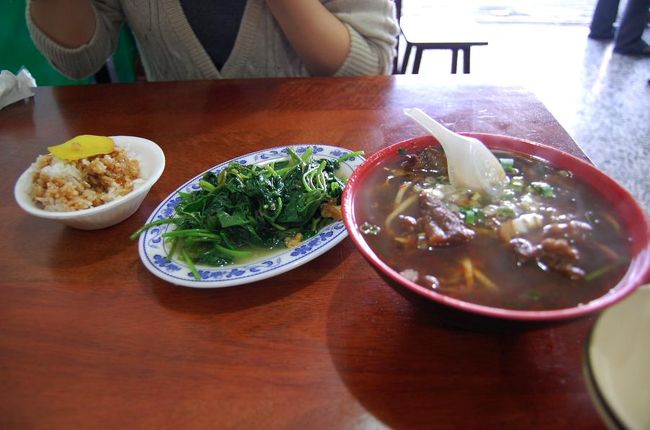 きました。<br />豚ご飯みたいな字面のものは、<br />ステーキのタレのようなものがかかったものでした。<br /><br />あとは青菜炒めと、牛肉麺。<br />「台湾！」って感じのスパイスが効いていておいしかった！