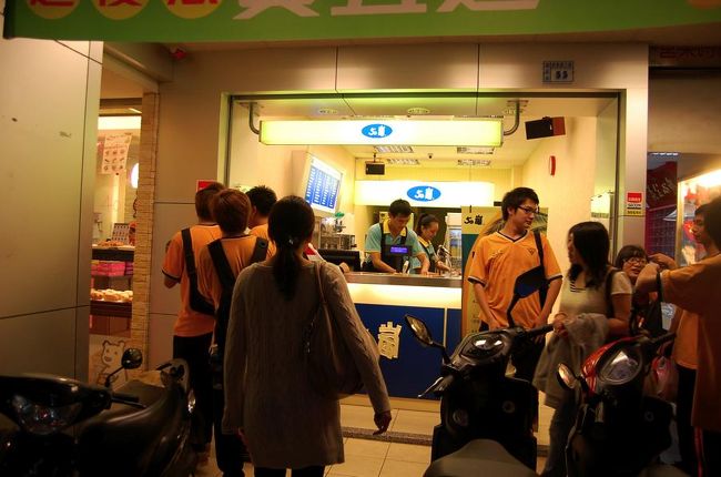 平渓線で瑞芳駅まで戻って、台北行きの自強号が来るまで待つ。<br />駅前の50嵐へGO！