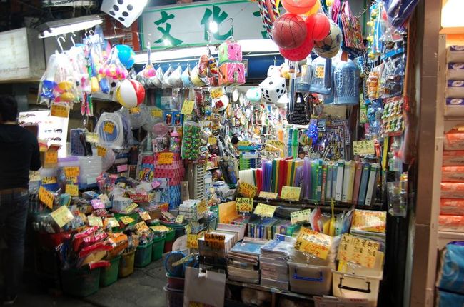 学生街らしく、文具屋も。