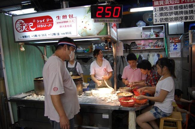 この夜市に来たら、これを食べないとね。<br />家族経営？