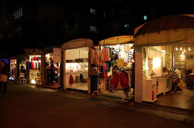小道に、テントらしきものが連なっていた。<br />ひとつひとつが違うお店で、アクセサリーを売っていたり、かばんを売っていたり。<br />どの店もオシャレ！<br />なんか買えばよかった。<br />このときすでに23時ぐらいだったから、ちょっと疲れててスルーしちゃいました。