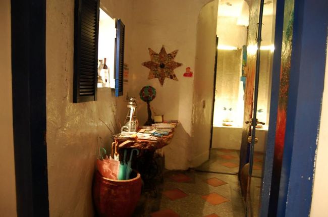 入り口。<br /><br /><br />期待大！な感じだったのですが、<br />なんと閉店時間なようで・・・来るのが遅すぎました。<br /><br />帰ろうとしたら、オシャレな店員さんが何か言っている。<br />どうやら「ついてきて」ということらしい。