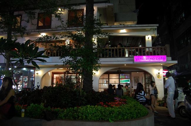 そのまま店員さんの後ろを歩く。<br />１分ほどで、このカフェに到着。<br /><br />「こっちなら入れるよ」ってことかー！<br />わざわざ謝謝！<br />こちらのカフェもとてもオシャレ！