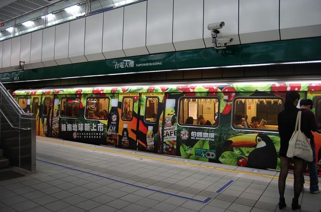 カフェに入りたかったのですが、<br />暑いし疲れたしで、諦めました。<br />店員さんごめんなさい。<br /><br />派手な電車で台北に戻る。