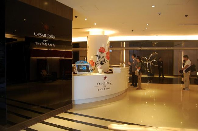 空港からタクシーで、ホテルまで。<br />中国語で話してみたけど通じず！<br />逆に運転手さんに教えてもらいました・・・<br /><br />15分〜20分ぐらいでホテル到着！近い！<br />荷物を預けて早速行動開始です。