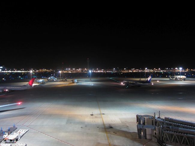 ０時ぴったりに、会社から羽田空港に到着。<br />空港で夜を明かすのは初めて！<br /><br />夜中でも展望台行けるんだ。<br /><br />５時過ぎまで、カフェで時間つぶしました。<br />7:20発、チャイナエアラインで出発！