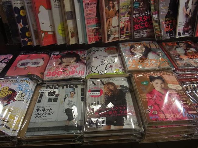 雑誌フロアに行って、お目当てのファッション雑誌を探したけど見つからず。<br />日本の雑誌がありすぎて逆に困る。<br />ファッション雑誌に関しては、日本のものの方が圧倒的に多い感じが。<br />