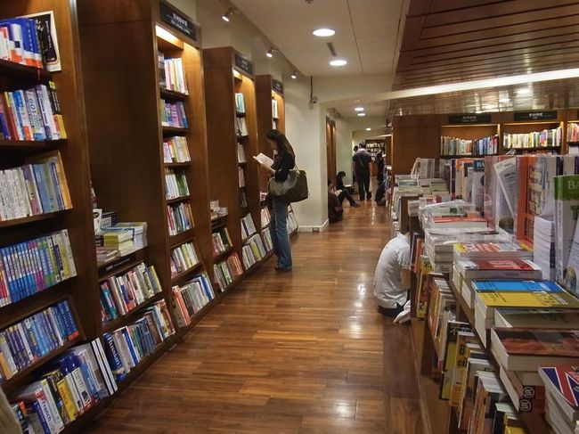 本当に座り読みしてる。<br />うらやましい。<br /><br />映画の世界と同じで感動。<br />私も座り読みしてみましたが、怒られませんでした。<br /><br /><br />外に出るとたくさんの露店商がいました。<br />そのなかのひとつで手作りのアクセサリーを購入。<br />ジョーというお兄さん、とてもいいひとでした。