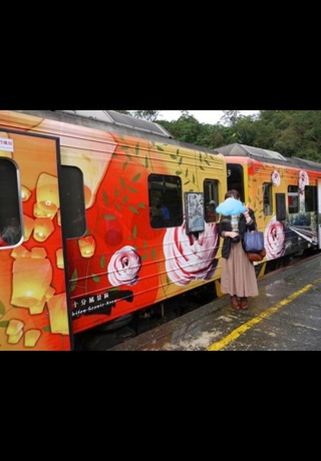 終点の菁桐（チントン）に到着。<br />雨が降っていたみたいで、じっとりと暑い。<br /><br />服装のチョイスを失敗したことを確信。<br />まさか11月に30度近いなんて・・・