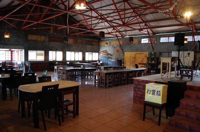 店内。<br />ステージがあった。<br />だーれもいない。