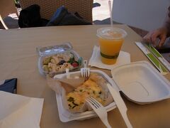 ホテルのプールとビーチの中間にある「ＢＲＯＷＮ’Ｓ　ＤＥＬＩ」で昼食。

キッシュとバスタサラダ、オレンジジュース。そして・・