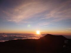 １７時３０分頃に山頂に到着！！

この時期でも気温は０度近くになります。寒いし空気も薄いです。

そうか、ガイドさんはできるだけ夕焼けに近い時間に到着して、あまり寒い思いをしないように気を使ってくれたんですね。だからギリギリになるよう、時間を調整してくれたんですね。