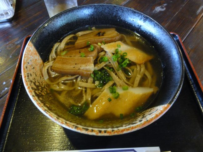 注文したのは「もずくそば」、650円。<br />もずくが蕎麦麺に練り込んであります。<br />