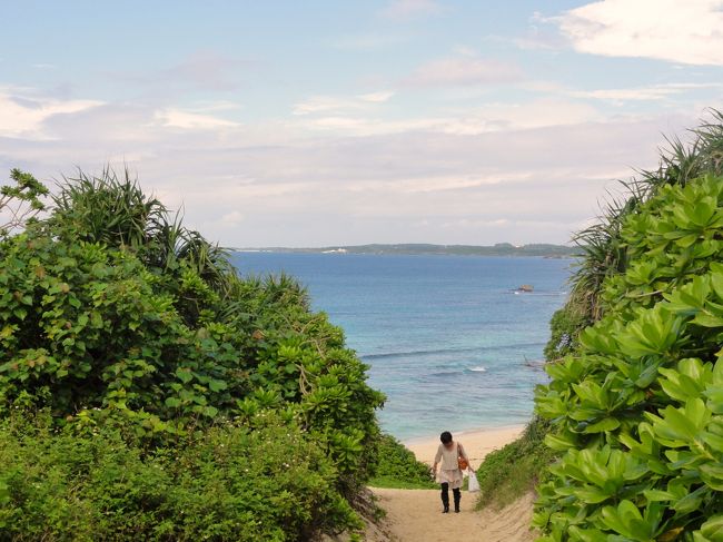 駐車場に車を止めて徒歩で海岸線へ降りて行きます。<br />歩くこと２分ほどで徐々に海岸が見えてきます。。。　　　すげえ〜！！<br />