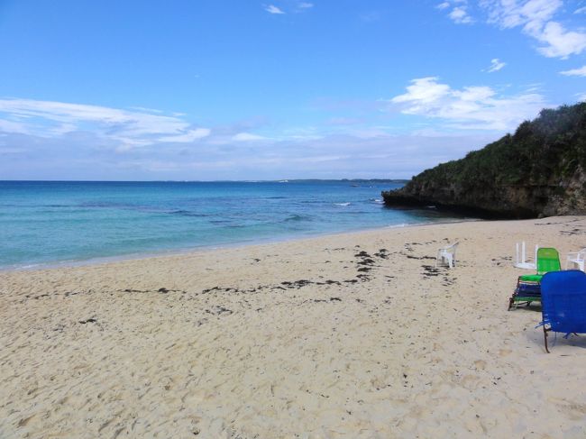 白い砂浜にエメラルドグリーンがかった海。<br />絵はがきになりそうな構図です。