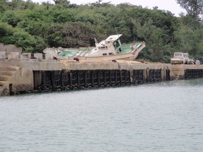 丘に上げられた船を発見。聞けば、廃船なんだそうな。東北で使えないのかな〜？同乗の人が聞くと、なんでも沖縄の船は東北では持たないとか。作りが全く違うらしく、東北の船は沖縄で使えても、沖縄の船は東北ではダメなんだそうだ。
