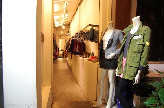オシャレな服屋さん。<br />服屋さんが夜遅くまでやっているのが羨ましい。<br />