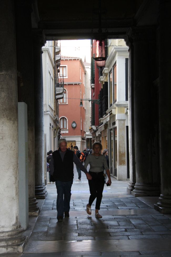 同じ場所でも登場人物によって雰囲気が変わるのが写真の面白さです。8：37<br /><br />しっかりと手を繋いだシニア連れ。日本ではあまり見かけませんね。<br />私は時によってイメージした人物が登場するまで待って撮影することもあります。<br />一人旅でないと難しいですが。