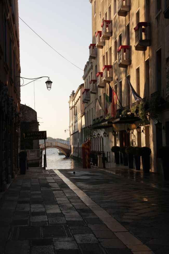 サン・マルコ広場を出たすぐ左にあるのはヴェネチア最古のホテル　ルナ・ホテル・バリオーニ。12世紀には営業していたそうで、現在の建物は18世紀のものだそうだ。5★<br />参考サイト<br />http://www.expedia.co.jp/Venice-Hotels-Luna-Hotel-Baglioni.h445128.Hotel-Information