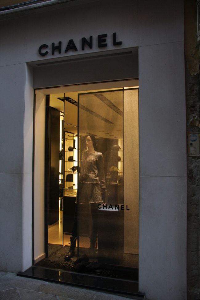 サン・マルコ広場を出た付近には高級ブランド･ショップが並んでいます。<br />私が関心があるのは美しいショーウィンドウだけです。