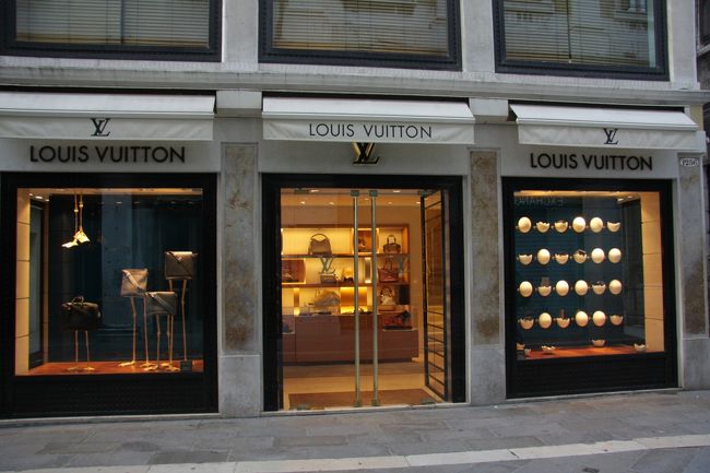 別名ブランドショップ通り＝ヴァッラレッソ通りのLOUIS　VUITTON<br /><br />パリほど日本人が押しかけないので品切れの心配がなく、穴場だと書いた雑誌がありました。<br />たしかに、シャンゼリゼ通りやモンティーニュ通りのLVの店では、押しかける日本人の入店制限があるとかの噂もありますから。<br />私が目撃したはずはありませんね。