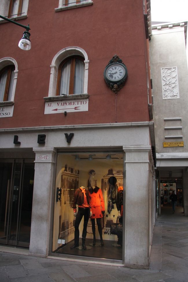 ヴァポレットVAPORETTOの乗り場サン・マルコ・ヴァッラレッソの案内があるヴァッラレッソ通り。8：38<br /><br />ヴェネチアでは街角のあちらこちらで時計を見ましたが、海外から来た観光客にとって時差の補正を忘れても大丈夫です。