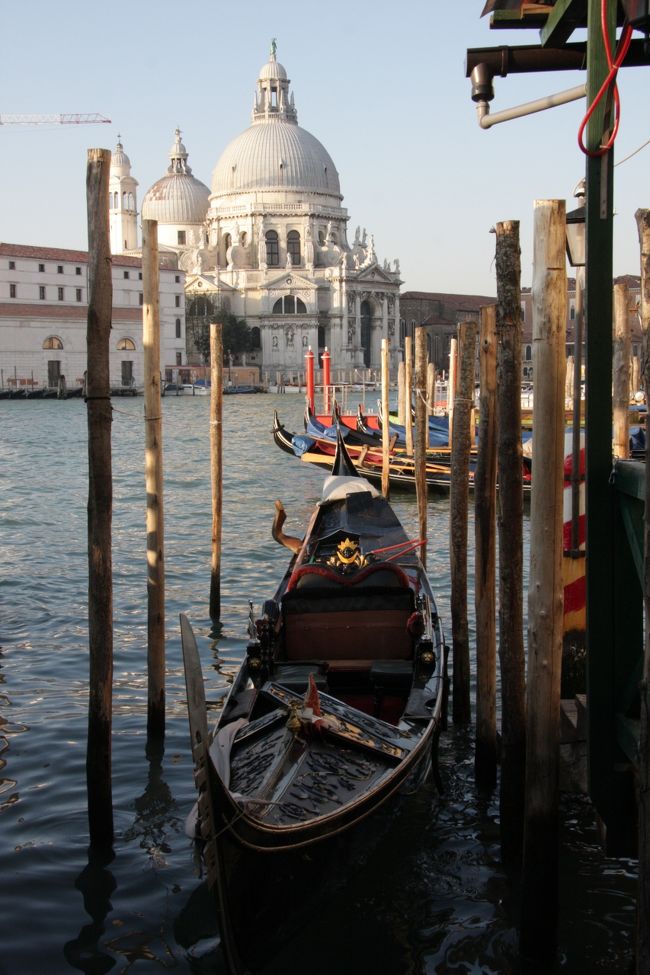 ヴァポレット乗り場から見たサンタ・マリア・デッラ・サルーテ教会と一艘のゴンドラ　　　8：43<br /><br />これぞ「ヴェネチアの風景写真」<br />よかったらポストカードにご利用ください。